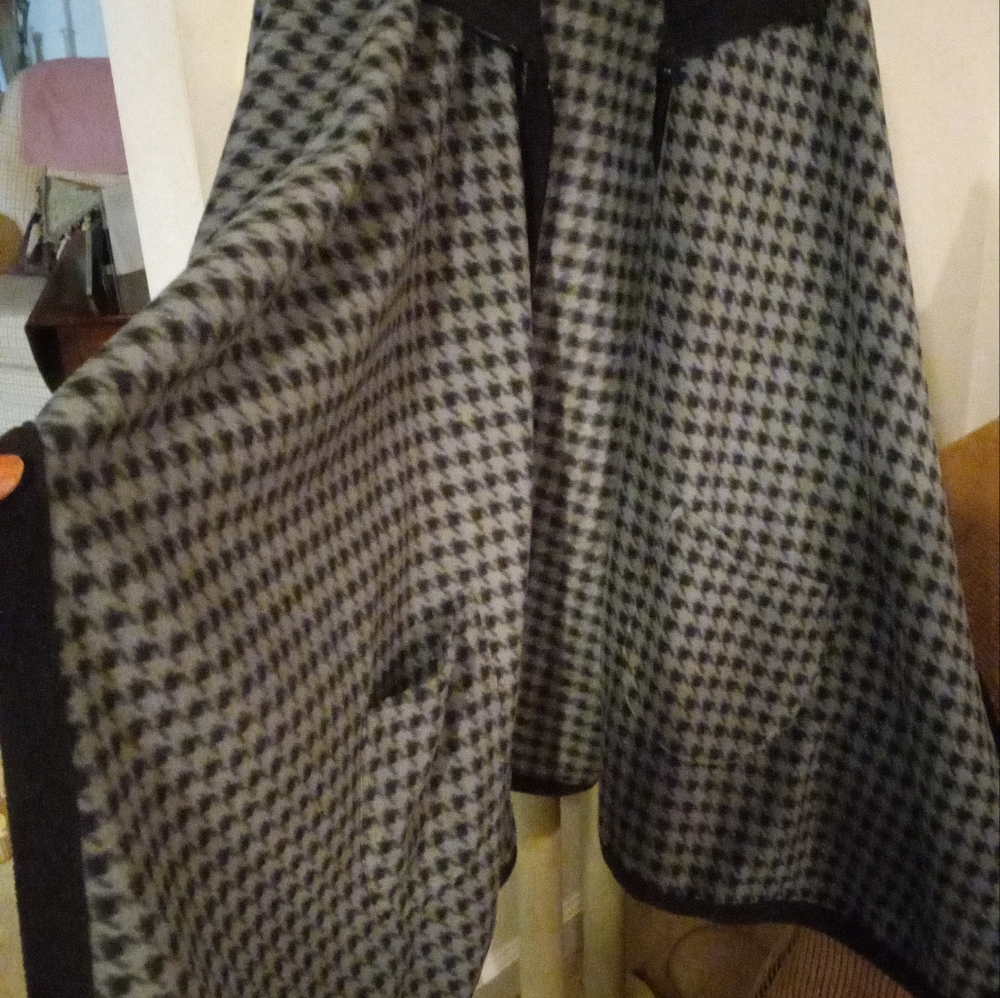 Winter Cape - Picture 2 of 2